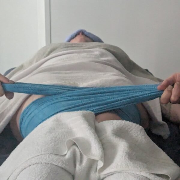 Soin rebozo réalisé par Mélissa, doula et accompagnante parentale, avec un tissu traditionnel pour envelopper et détendre une maman dans un moment de douceur.