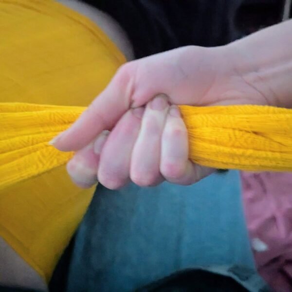 Soin rebozo réalisé par Mélissa, doula et accompagnante parentale, avec un tissu traditionnel pour envelopper et détendre une maman dans un moment de douceur.