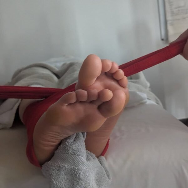 Soin rebozo réalisé par Mélissa, doula et accompagnante parentale, avec un tissu traditionnel pour envelopper et détendre une maman dans un moment de douceur.