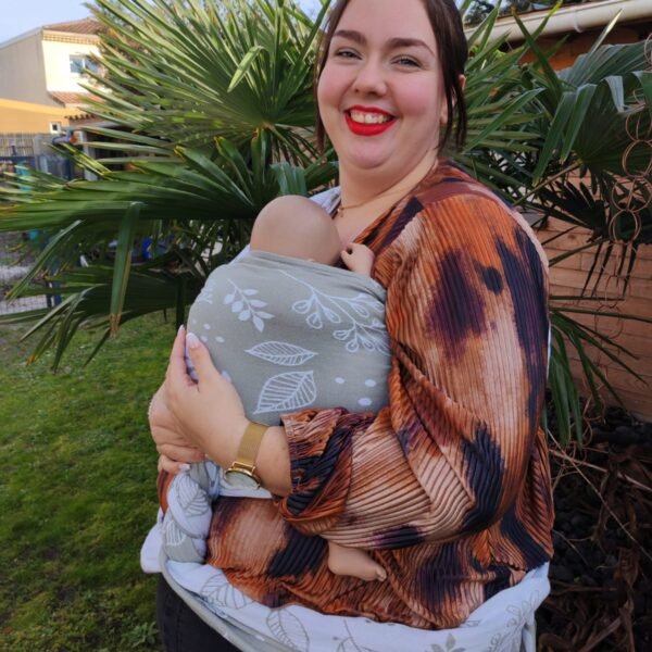 Portage bébé physiologique avec l’accompagnement d’une doula pour soutenir le confort du bébé et le lien parent-enfant.