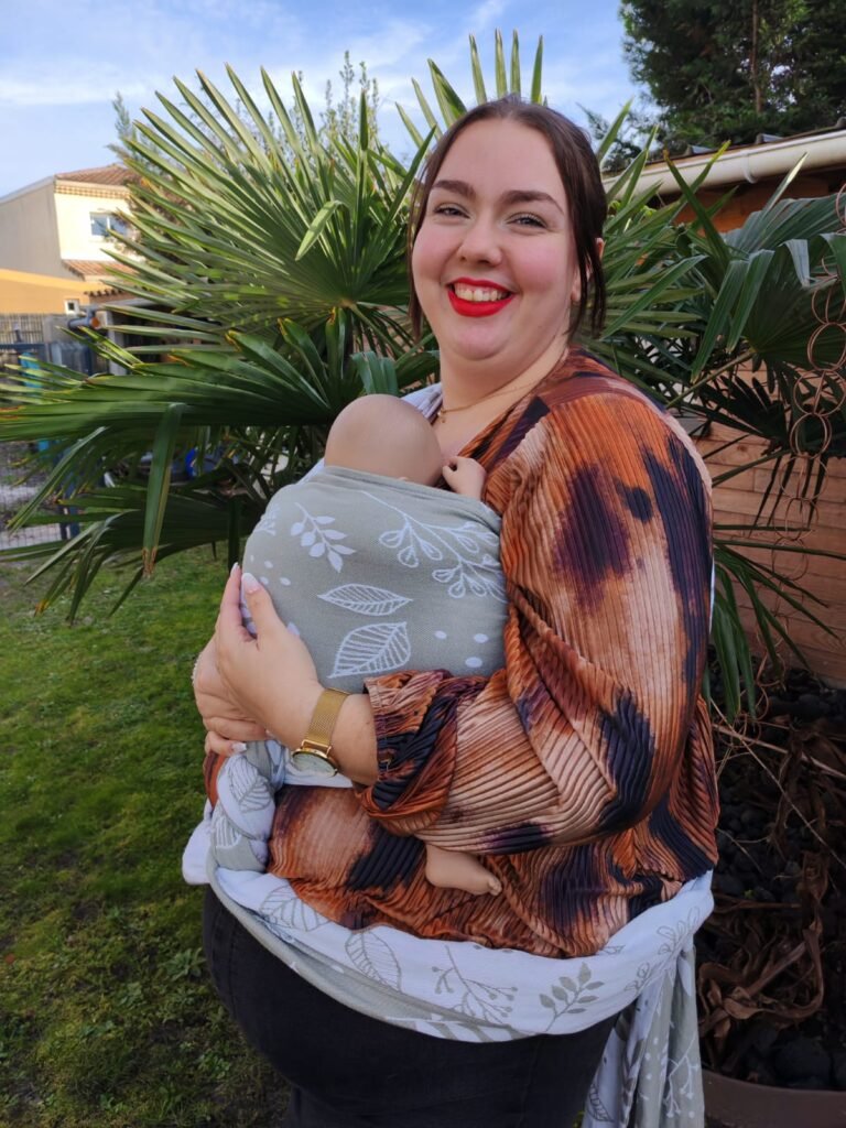 Portage bébé physiologique avec l’accompagnement d’une doula pour soutenir le confort du bébé et le lien parent-enfant.