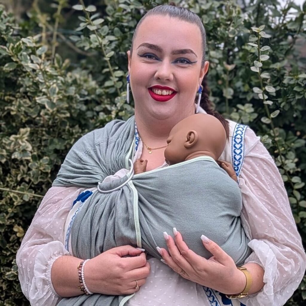 Portage bébé physiologique accompagné par une doula pour favoriser le lien parent-enfant et le confort du bébé.