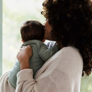 Bébé utilisant la communication gestuelle (bébé signe) accompagné par une doula pour favoriser l’échange et le lien parent-enfant.