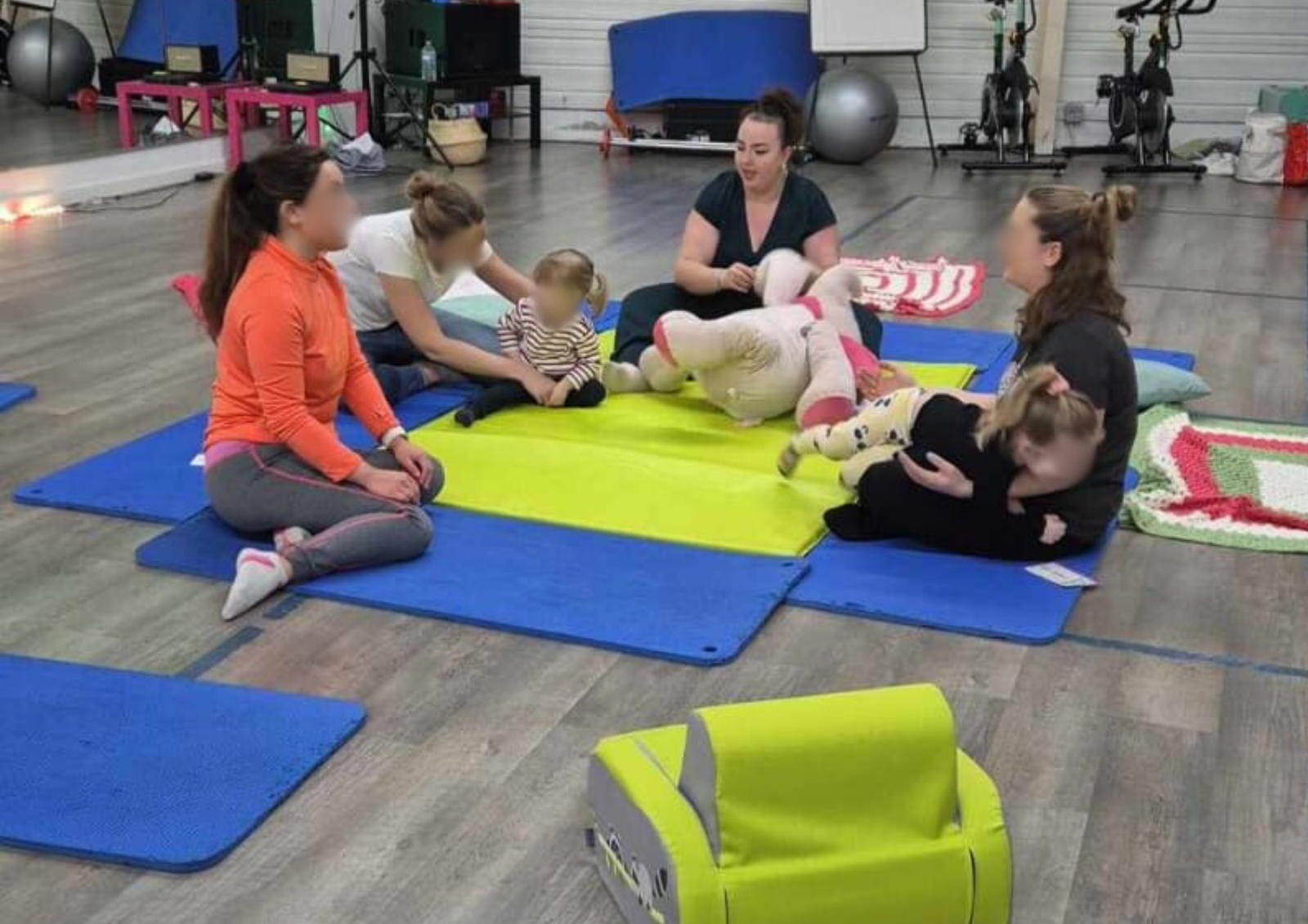 Atelier eveil corporel parents-enfants : yoga, jeux et relaxation pour partager un moment de complicité.