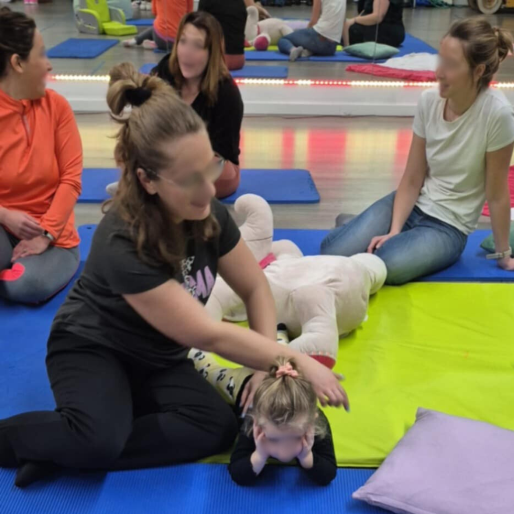 Atelier eveil corporel parents-enfants : yoga, jeux et relaxation pour partager un moment de complicité.