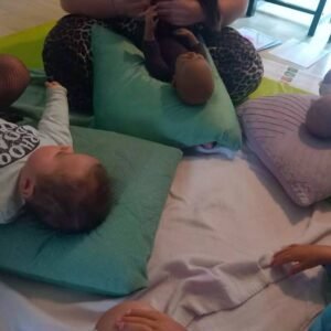 Massage bébé réalisé par une doula et accompagnante parentale pour favoriser le bien-être et le lien parent-enfant.