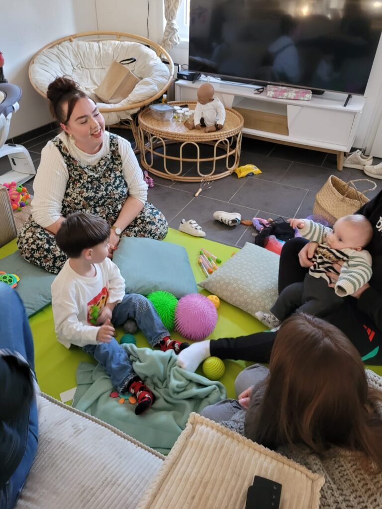 Séance de massage bébé avec Mélissa, doula et accompagnante parentale, montrant un parent massant doucement son nourrisson dans un cadre apaisant.
