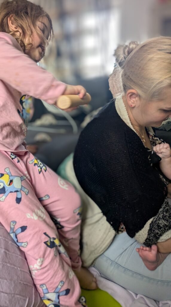 Atelier bien-être parent-enfant : comptines, jeux corporels, étirements et moments de partage.