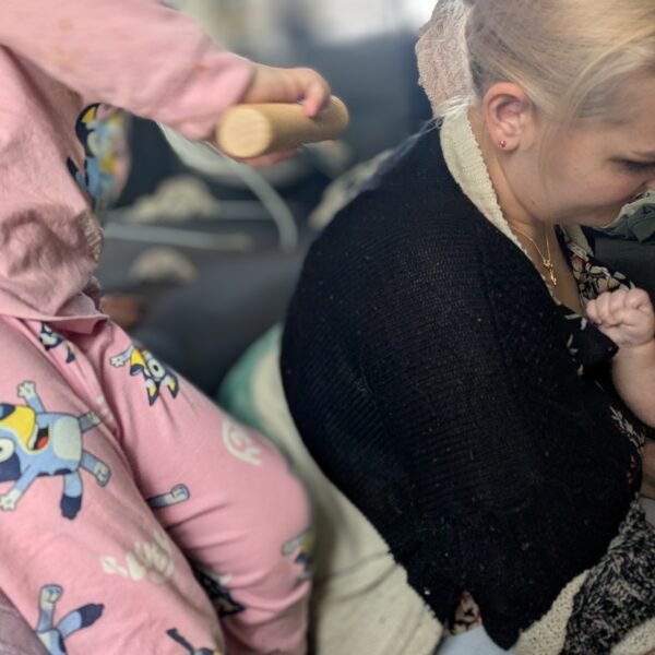 Atelier bien-être parent-enfant : comptines, jeux corporels, étirements et moments de partage.