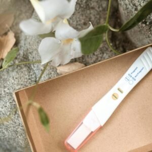 Test de grossesse positif dans le cadre d’un accompagnement préconceptionnel par une doula et coach parentale.