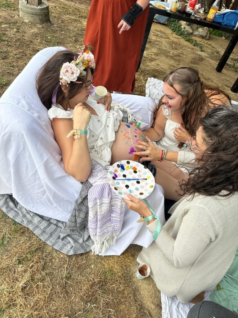 Blessingway : cérémonie de grossesse, cercle de femmes, rituels de soutien et célébration de la future maman.