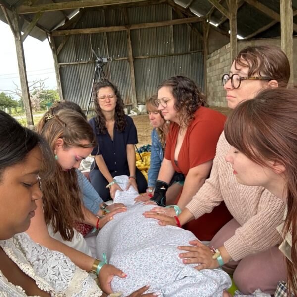 Célébration intime de grossesse lors d’un Blessingway animé par Mélissa, doula Bigsis’ à Isbergues, se déplaçant à Arques, Saint-Omer, Aire-sur-la-Lys, Blendecques, Helfaut, Merville, Lillers, Bruay-la-Buissière, Liévin, Lens, Calonne, Marles-les-Mines, Béthune et Hazebrouck. Cercle de femmes bienveillant pour honorer la future maman, créer du lien, partager du soutien émotionnel et de la douceur. Rituel rebozo, resserrage de bassin, massages, paroles positives, décor bohème, fleurs et bougies. Accompagnement périnatal personnalisé pour préparer la naissance, vivre une grossesse sereine et renforcer le lien mère-bébé dans un moment de bien-être et de bien-naître.