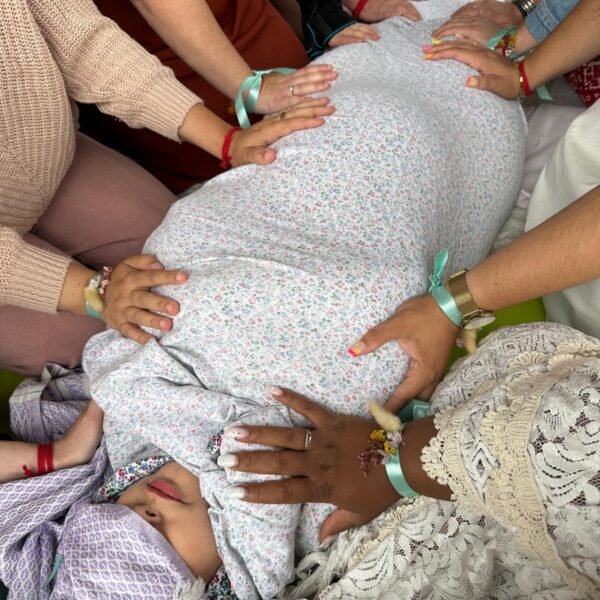 Blessingway : cérémonie de grossesse, cercle de femmes, rituels de soutien et célébration de la future maman.