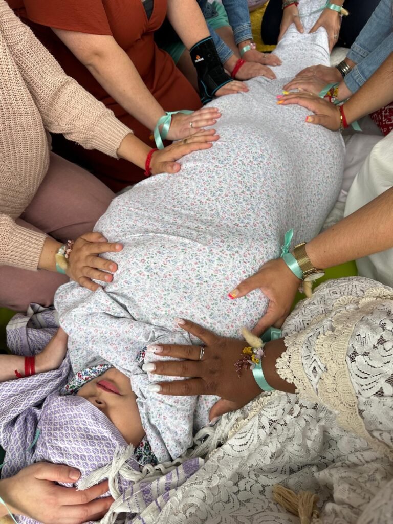 Blessingway : cérémonie de grossesse, cercle de femmes, rituels de soutien et célébration de la future maman.