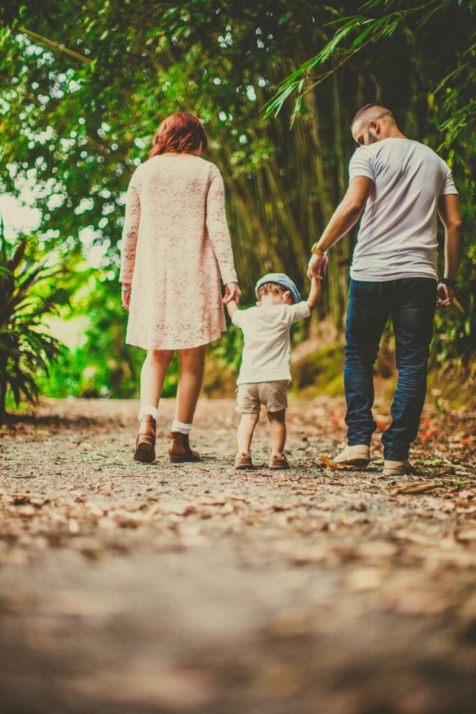 Atelier café des parents animé par Mélissa, doula et accompagnante parentale, montrant un groupe de parents échangeant et partageant leurs expériences dans un cadre convivial.
