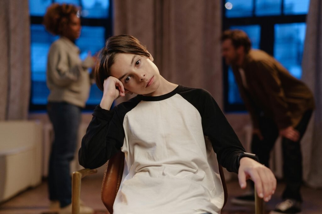 Séance d’accompagnement familial avec Mélissa, doula et coach parentale, aidant une famille à gérer des conflits et à améliorer la communication entre parents et enfants.