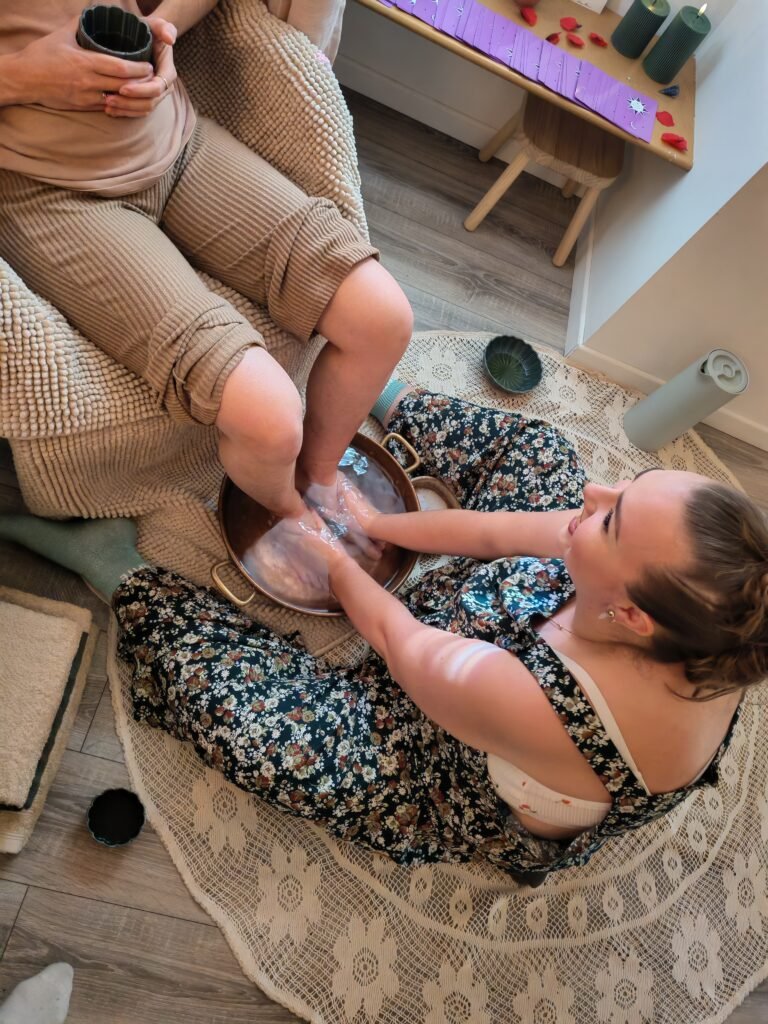 Future maman enceinte tenant son ventre avec tendresse, moment de connexion avec bébé pendant la grossesse dans le nord de la France