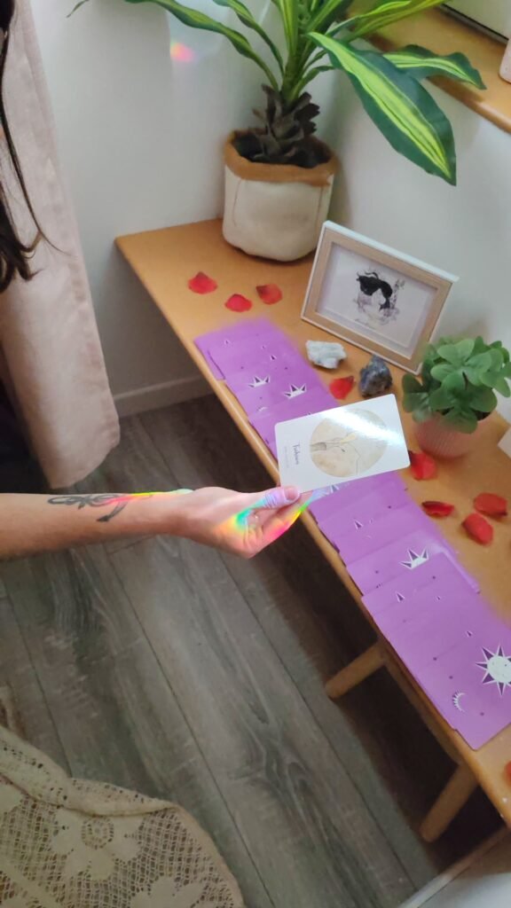 Femme recevant un massage bien-être avec tirage de carte mantra dans un accompagnement périnatal à Aulnoye-Aymeries près de Maubeuge