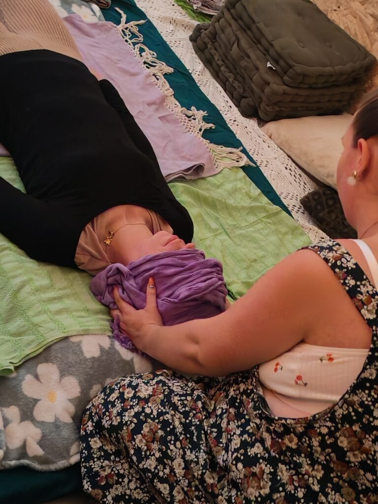 Praticienne posant les mains sur la tête d’une femme pour favoriser la détente, le lâcher-prise et le bien-être lors d’un soin Sobada