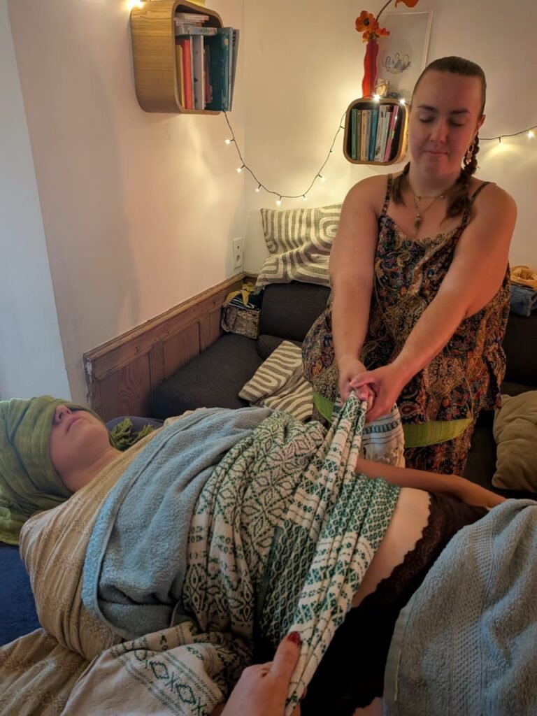 Serrage du corps avec tissu Rebozo lors d’un soin rituel, moment de recentrage et de détente profonde pour la femme dans le nord de la France