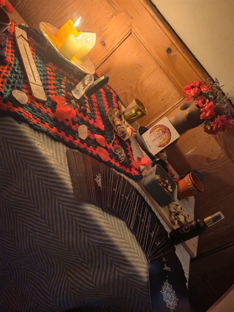 Autel rituel avec cartes mantra disposées lors d’un soin Rebozo pour femme dans le nord de la France